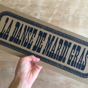 Letrero impreso a mano con tipografía cajún La DANSE de MARDI GRAS, decoración de Luisiana, impresión rústica, póster impreso con tipografía, arte de Nueva Orleans, melodía de violín
