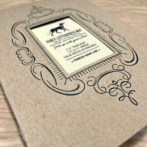 Peut inclure: Un tapis en papier brun avec un cadre noir d&eacute;coratif et une d&eacute;coupe pour une photo de 12,7x17,8 cm. Le tapis est &eacute;tiquet&eacute; "Fancy Letterpress Mat" et comprend des instructions pour "Fill up with your art!"  Le tapis est &eacute;galement &eacute;tiquet&eacute; "5"x7" Frame Ready 1.75"x2.75" Window Can be Vertical or Horizontal *Pioneer-House.com*"