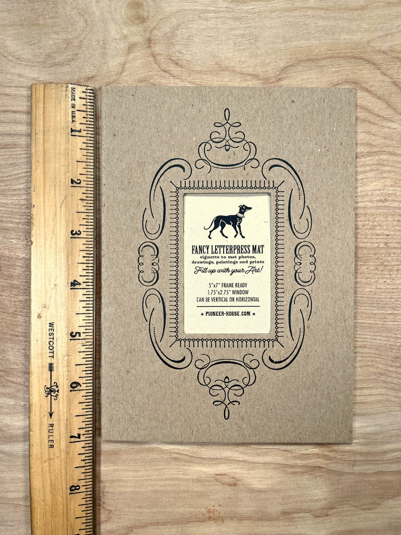 Peut inclure: Une carte marron avec un cadre orn&eacute; noir et une illustration noir et blanc d'un chien. Le texte indique "Fancy Letterpress Mat" et "Fill up with your Art!"  5"x7" Frame Ready, 1.75"x2.75" Window, Can be Vertical or Horizontal, Pioneer-House.com.