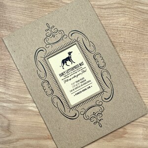 Peut inclure: Un tapis en papier brun avec un cadre d&eacute;coratif noir et une illustration en noir et blanc d'un chien. Le tapis est con&ccedil;u pour des photos, des dessins, des peintures et des impressions de 12,7x17,8 cm. Le texte "FANCY LETTERPRESS MAT" est imprim&eacute; sur le tapis. Le texte "Fill up with your art!" est imprim&eacute; sur le tapis. Le texte "5"x7" FRAME READY" est imprim&eacute; sur le tapis. Le texte "1.75"x2.75" WINDOW" est imprim&eacute; sur le tapis. Le texte "CAN BE VERTICAL OR HORIZONTAL" est imprim&eacute; sur le tapis. Le texte "PIONEER-HOUSE.COM" est imprim&eacute; sur le tapis.