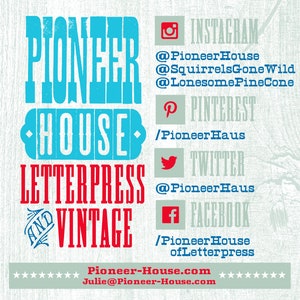 K&ouml;nnte beinhalten: Eine blaue und rote Grafik mit dem Text "Pioneer House Letterpress and Vintage" und Social-Media-Kontaktinformationen f&uuml;r Instagram, Pinterest, Twitter und Facebook. Der Text enth&auml;lt die Handles @PioneerHouse, @SquirrelsGoneWild, @LonesomePineCone, /PioneerHaus und /PioneerHouse ofLetterpress. Die Grafik enth&auml;lt auch die Website Pioneer-House.com und die E-Mail-Adresse Julie@Pioneer-House.com.
