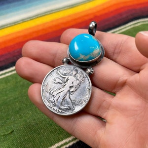 Colgante doble de medio dólar Walking Liberty con turquesa de Kingman y moneda, joyería de plata esterlina de Tony Yazzie, nativo americano Navajo Diné.
