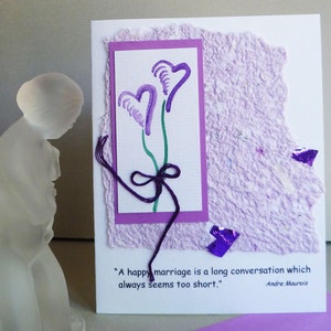 Frase de boda o aniversario personalizada con papel hecho a mano y flores de corazón pintadas a mano