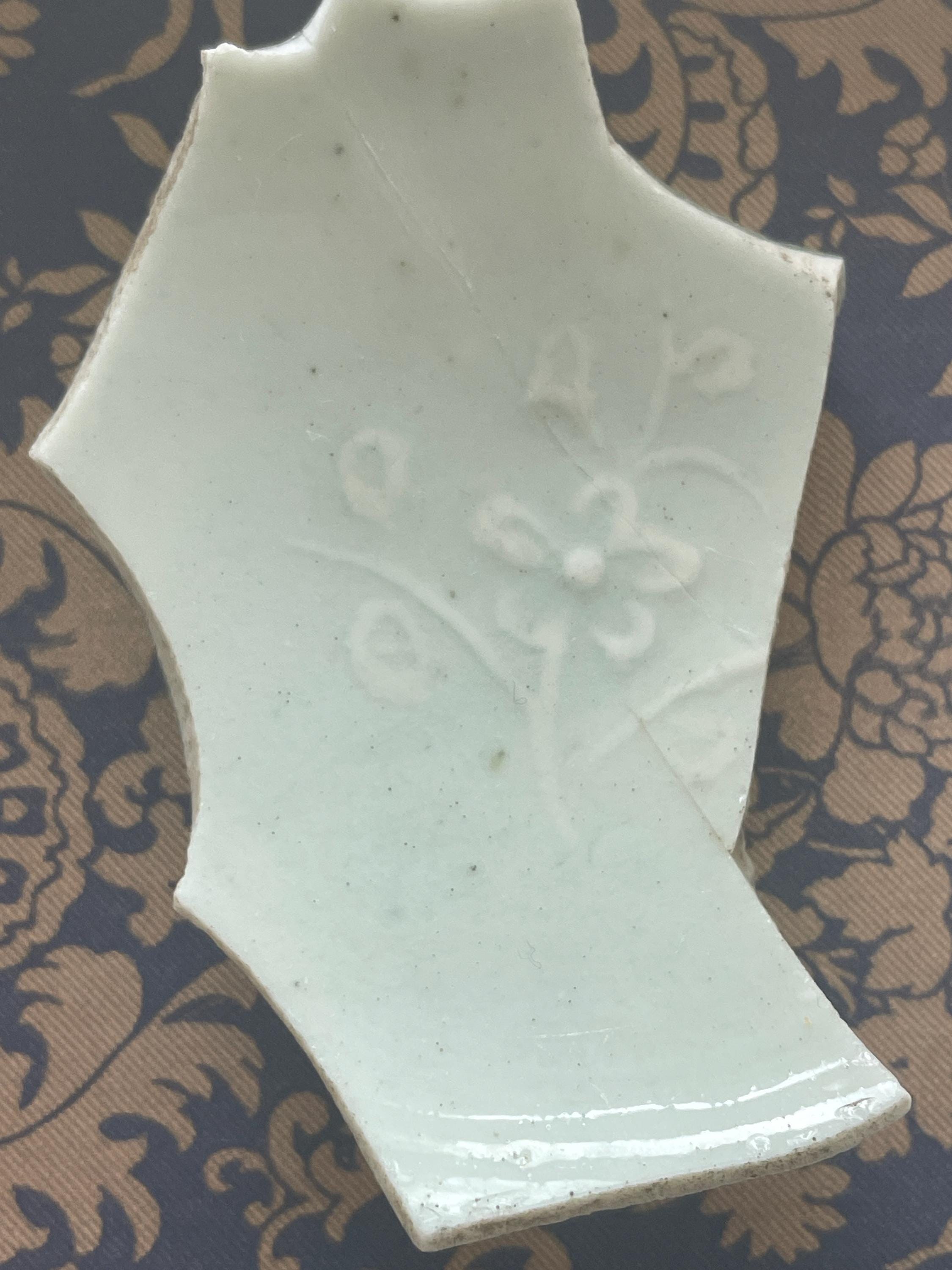 本物のアンティーク中国磁器破片研究用額縁 – 饒州焼 – 宋代から元代