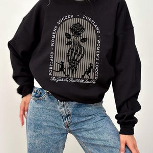 Sudadera unisex con cuello redondo y estampado de Portland Thorns imagen 3
