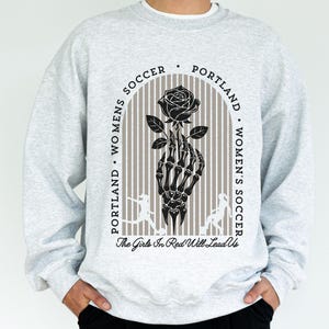 Sudadera unisex con cuello redondo y estampado de Portland Thorns imagen 2