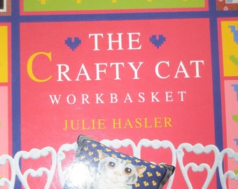 The Crafty Cat Workbasket - Julie Hasler Patterns and Designs for Cat Lovers - Many Sewing and Stitching Templates - Fascinating Source Book