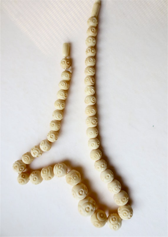 Vintage Carved Bone Beaded Necklace - Graduated S… - image 6