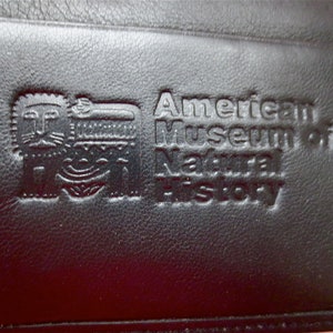 Cartera de cuero negro - Museo Americano de Historia Natural - Passport Travel Papers Pocket Organizer - Black Kid Leather Circa 1970s