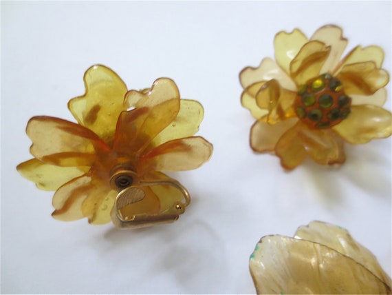 Palest Yellow Celluloid Flower Brooch and Flower … - image 9