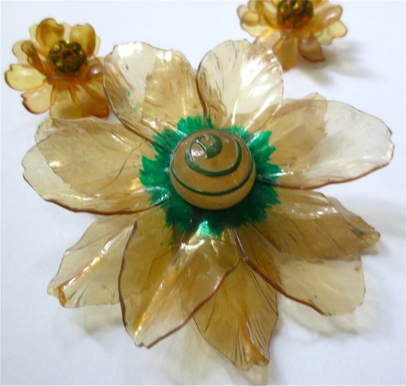Palest Yellow Celluloid Flower Brooch and Flower … - image 4