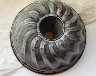 Antique Graniteware Bundt Cake Mold - Pinwheel Pan - Porcelain Enamel - Chippy Farmhouse Rustic