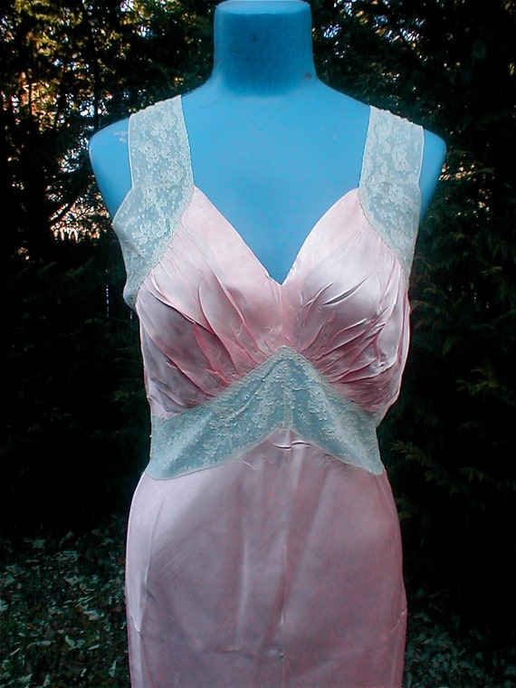 Nightgown Vamp - 1940s Pink Peach Satin and Lace B