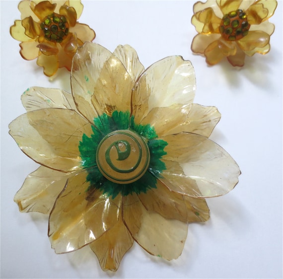 Palest Yellow Celluloid Flower Brooch and Flower … - image 8