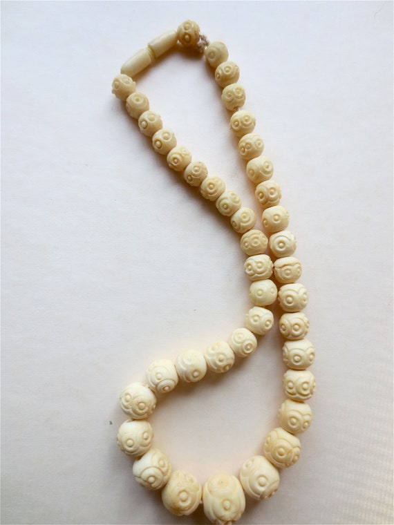 Vintage Carved Bone Beaded Necklace - Graduated S… - image 4