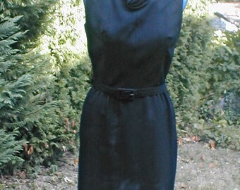 Black Crepe Sleeveless Wiggle Dress - Vintage 60's - Size 8 - Rose Detail