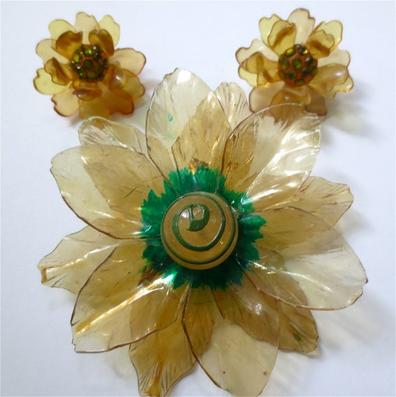 Palest Yellow Celluloid Flower Brooch and Flower … - image 1