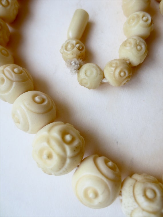 Vintage Carved Bone Beaded Necklace - Graduated S… - image 7