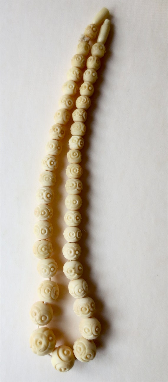 Vintage Carved Bone Beaded Necklace - Graduated S… - image 9