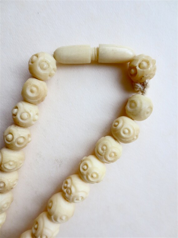 Vintage Carved Bone Beaded Necklace - Graduated S… - image 5