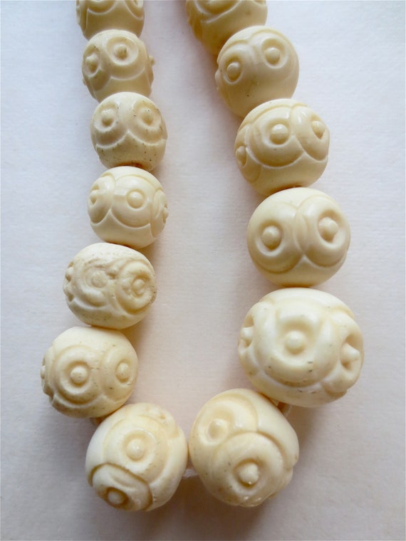 Vintage Carved Bone Beaded Necklace - Graduated S… - image 2