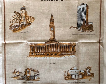 Puede incluir: Un paño de cocina vintage con fondo beige e ilustraciones marrones de monumentos de Brisbane, Queensland, Australia. Los textos "BRISBANE" y "QUEENSLAND" están impresos en marrón. Los monumentos incluyen la Universidad, el antiguo observatorio, el Ayuntamiento, el monumento a John Oxley, el puente Captain Cook, el puente Story y la iglesia metodista S.S.I.C. y Albert St.