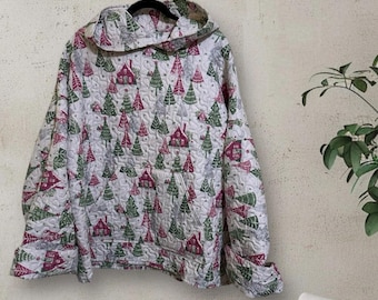 Sudadera con capucha de diseño invernal, hecha a mano a partir de una colcha ligera de segunda mano.