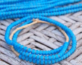 Perles commerciales en verre de coeur blanc africain bleu turquoise ~ 3-4mm ~ brin de 20 "
