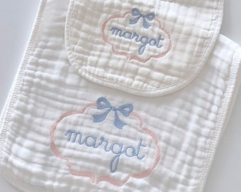 Bib & Burp Cloth Bow Frame + Name "margot"