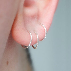 Boucles d'oreilles dormeuses minimalistes pour homme ou femme en argent sterling pour le lobe de l'oreille ou le cartilage