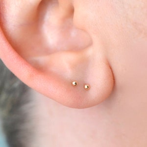 Petites puces d'oreilles boule en or jaune 14 carats pour hommes et femmes minimalistes aux oreilles sensibles, boucles d'oreilles sans ternissement en or jaune beurre