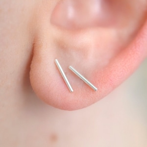 Minimalistische Stab-Ohrstecker aus Sterlingsilber: Zierliches Stapeldesign