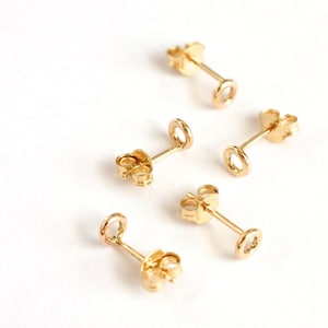 Petits clous d'oreilles ronds donut avec fermoirs papillon en or jaune massif 14 carats pour femmes ou hommes minimalistes aux oreilles sensibles