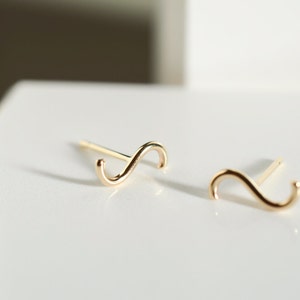 Memphis inspired wavy squiggle in solid 14k yellow gold stud earrings for minimalist men and women with sensitive ears image 4