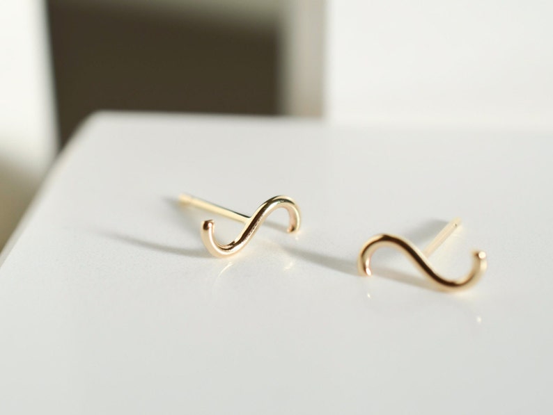 Memphis inspired wavy squiggle in solid 14k yellow gold stud earrings for minimalist men and women with sensitive ears image 4