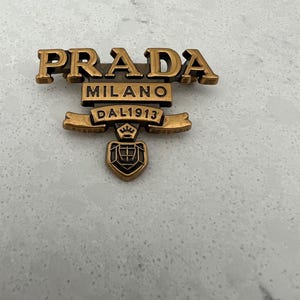 ★PRADA直営店★ロゴ メタルブローチ PRADA プラダ ピンブローチ/ピンバッジ 3点セット アクセサリー