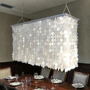Lustre retangular de conchas Capiz: Lustre personalizado de conchas, luminária pendente costeira feita à mão.