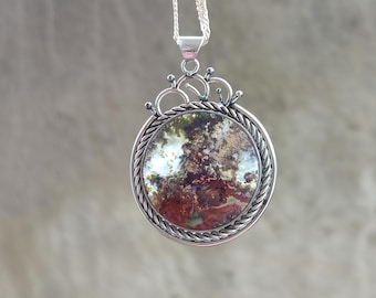 Colar com Pingente Redondo de Ágata Musgosa – Pedra Natural Envolta em Fio de Prata Feito à Mão, Joia de Ágata com Paisagem Florestal, Presente Exclusivo