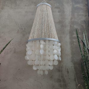 Lámpara colgante de capiz hecha a mano, pantalla de lámpara capiz y luz de techo para decoración costera y tropical.