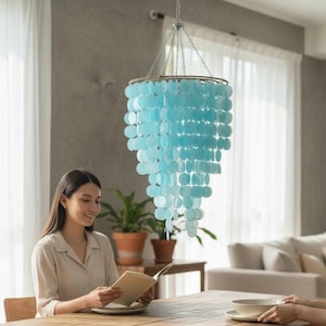 Lustre bleu Coastal Capiz Shell : abat-jour, suspension lumineuse, décoration bohème, décoration côtière