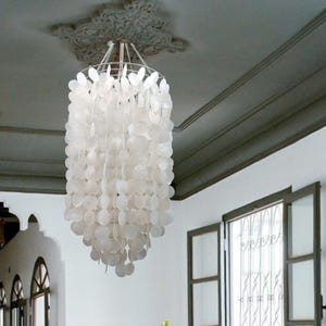 Lámpara colgante Capiz hecha a mano, pantalla de lámpara Capiz y luz de techo para decoración del hogar, lámpara colgante costera