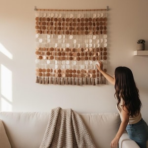 Dekoracja ścienna z muszli w stylu boho Capiz, neutralny ombre: Nadmorski styl boho – ręcznie robiona dekoracja ścienna z naturalnych muszli