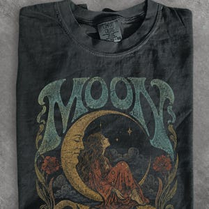 Koszulka Comfort Colors Moon Child, Koszulka z grafiką Celestial Boho, Koszulka z psychodelicznym księżycem w stylu vintage, Koszulka retro hipisowska z lat 70., Koszulka mistyczna