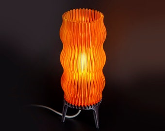 Luminária de mesa Wavy Amber: Design impresso em 3D em plástico reciclado