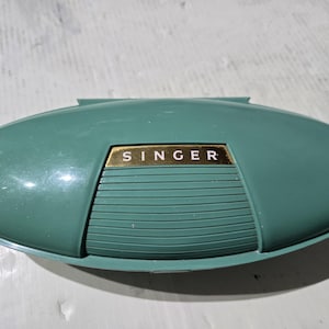 Singer fjäderlätt knapphålsmössa