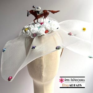 このマルチカラーの花の馬のファシネーターでスタイリッシュにバラに向かって走りましょう