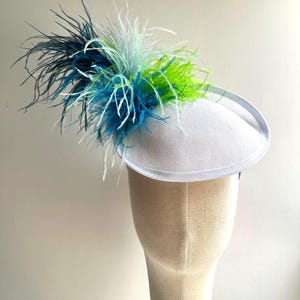 Tocado de plumas azules sobre fondo blanco - Sombrero para el Derby de Kentucky - Tocado llamativo hecho a mano / Tocado para eventos especiales