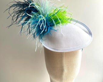 Blaue Federn auf weißem Fascinator -Kentucky Derby Hut - Handgefertigtes Statement Kopfschmuck | Besondere Event Kopfbedeckung