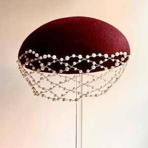 Fascinator marrom com botões e pérolas artificiais, estilo retrô, chapéu pequeno.