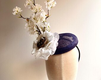 Tocado azul marino - Flores de cerezo y pájaros - Sombrero para el Derby de Kentucky - Tocado artesanal llamativo - Tocado para eventos especiales
